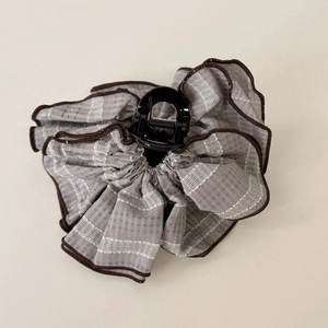 Pinza per capelli scrunchie a righe grigie e bianche con bordino marrone e pieghe