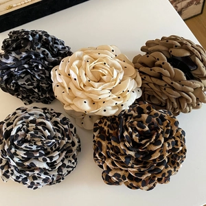Five-piece set of elegant retro floral hair claws with leopard and polka dot patterns