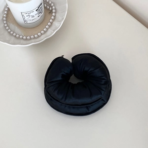 Detalle de coletero de seda negra con relleno suave para mayor volumen y estilo retro