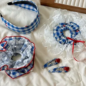 Set d'accessoires cheveux 5 pièces à carreaux marine avec chouchous et pinces cœur