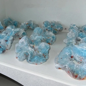 Chouchou en organza bleu avec perles colorées pour femme accessoire de coiffure chic