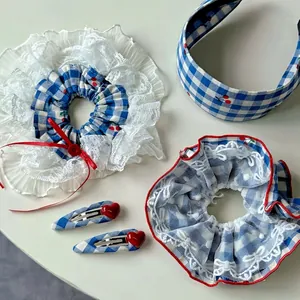 Set d'accessoires cheveux à carreaux cerise avec serre-tête et chouchous bleus