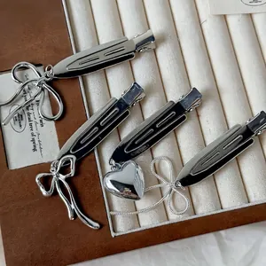 Set di 4 fermagli per capelli in argento con ciondoli a cuore e fiocco in stile coreano