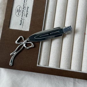 Fermaglio per capelli in metallo argento con ciondolo a cuore e fiocco elegante