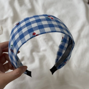 Serre-tête à carreaux bleus et blancs avec broderie cerise et bordure en dentelle