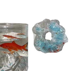 Chouchou en organza dégradé bleu et blanc avec perles colorées et motif de poisson
