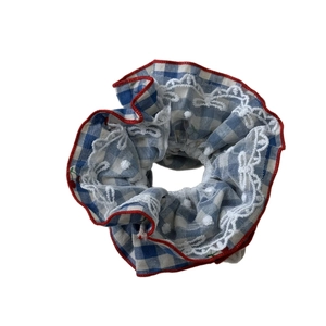 Chouchou à carreaux bleu marine avec dentelle blanche et design de nœud mignon