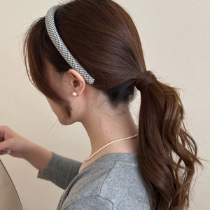 Black and white plaid headband styled with pearl jewelry on a model for a chic summer look