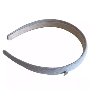 Serre-tête minimaliste en tissu bleu-gris avec petit pendentif cœur argenté pour femme