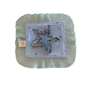 Holographic star-shaped hair claw clip in iridescent resin for women's hair styling
