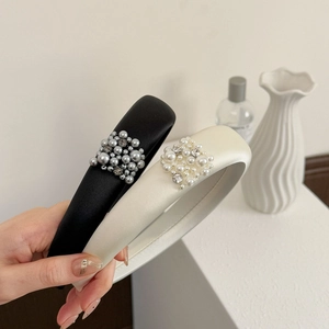 Serre-tête rembourré en satin avec perles et strass en noir et beige élégant