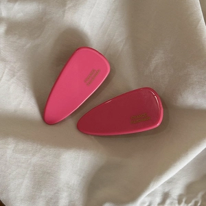 Détail de barrettes roses avec lettrage doré FRANCE Handmade sur fond en tissu