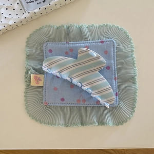 Pince à cheveux rayée bleue sur sous-verre cerise, barrette élégante en résine