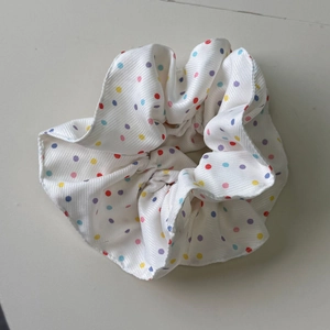 Chouchou en tissu crème à pois arc-en-ciel avec texture côtelée douce pour cheveux