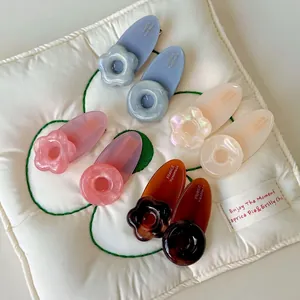 Ensemble de barrettes à fleurs en acrylique aux tons pastel sur fond blanc