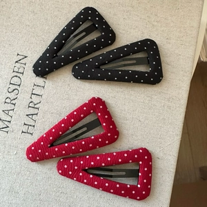 Barrettes à cheveux rétro en tissu triangle avec motifs à pois noirs et rouges