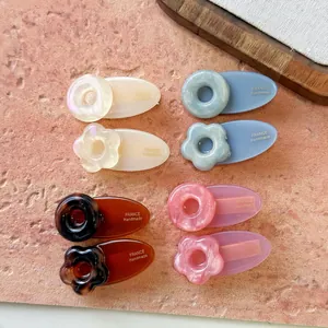 Détail des barrettes en acétate avec inscription dorée France Handmade sur le clip