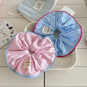Lot de grands chouchous à rayures roses et bleues avec bordure contrastée et étiquette tissée