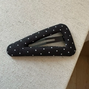Barrette à cheveux triangulaire rétro en tissu noir à pois blancs sur gris