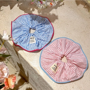 Chouchous chic à pois et rayures en bleu et rose pour le coiffage des cheveux