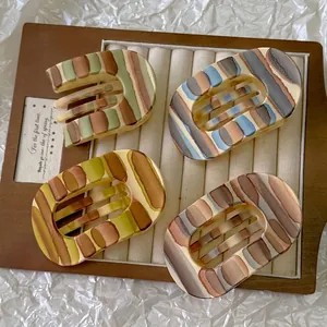 Lot de quatre pinces à cheveux ovales minimalistes aux couleurs rayées artistiques pour femmes
