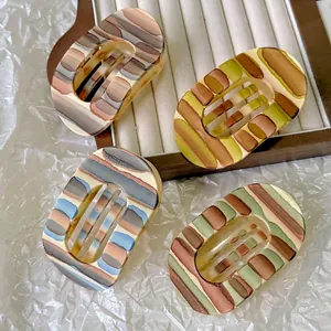 Lot de quatre pinces à cheveux ovales minimalistes avec rayures vintage et motifs colorés