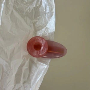 Détail de la pince à cheveux en résine rose montrant la gravure France Handmade