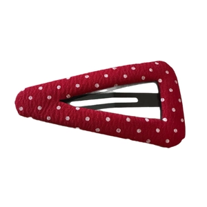 Barrette à cheveux rouge à pois blancs avec base en métal noir sur fond blanc pur