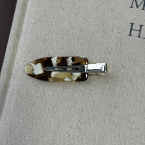 Barrette élégante en acétate avec motif écaille de tortue et base en métal argenté