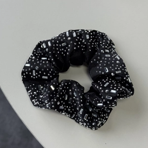 Chouchou luxueux en velours noir orné de strass scintillants dans un style vintage classique