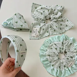 Set accessori per capelli a righe verde menta con motivi a cuore ed etichetta a mano