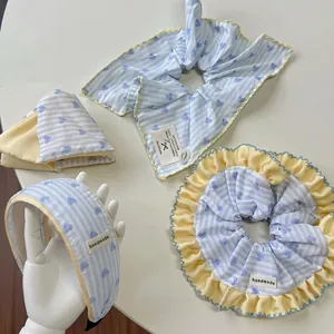 Set di elastici per capelli a righe blu con motivi a cuore e volant per acconciature
