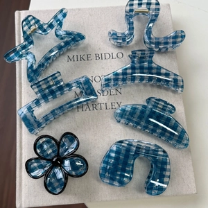 Set di 7 mollette per capelli a scacchi blu e bianchi in forme floreali e geometriche