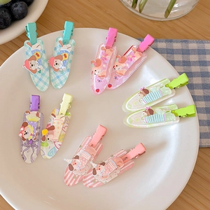 Set di 10 mollette per capelli a forma di cucciolo di cartone animato su piatto bianco