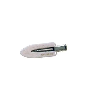 Barrette en acétate marbré rose avec lettrage AMY BEAR et base en métal argenté brillant