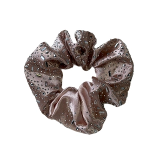 Chouchou élégant en satin rose orné de strass argentés brillants pour cheveux
