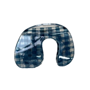 Elegante molletta per capelli con motivo a quadretti blu stile vintage su sfondo bianco
