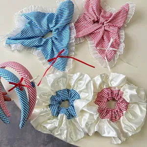 Ensemble chouchou et serre-tête à carreaux rouges et bleus avec dentelle et nœuds