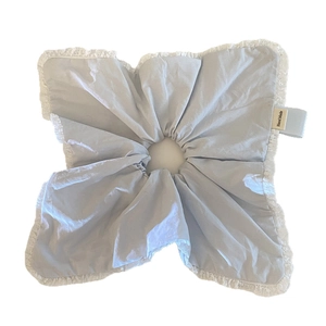 Elastico per capelli in cotone grigio chiaro con pizzo bianco e etichetta Hand Made