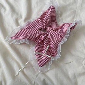 Chouchou à carreaux rouges et blancs avec bordure en dentelle et petit nœud