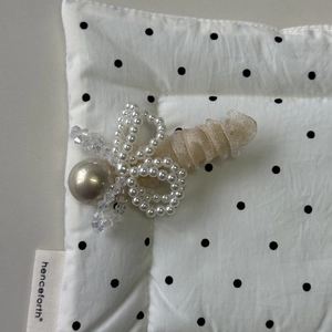 Détail de la pince à cheveux nœud en perles avec bille champagne et ruban en maille