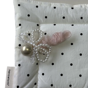 Pince à cheveux élégante en organza rose avec perles de champagne et perles blanches
