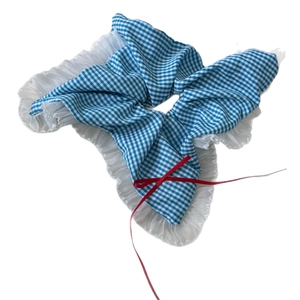 Chouchou à carreaux rouge et bleu avec dentelle blanche et petit nœud de ruban rouge
