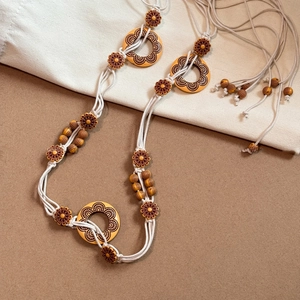 Böhmische Taillenkette aus geflochtenen Schnüren mit Holzblumen und Quasten-Dekor