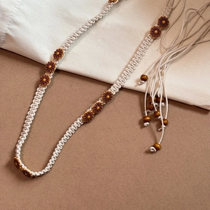 Böhmische handgewebte Taillenkette mit hölzernen Blumenperlen und Quastendetail