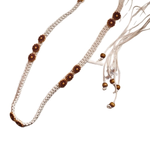Boho Taillenkette mit Blumen-Holzperlen und langen Fransen aus beiger Baumwolle