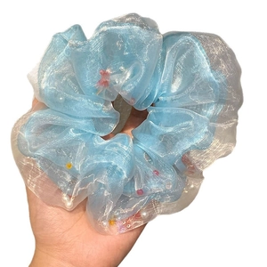 Chouchou en organza bleu avec perles blanches et perles colorées pour cheveux