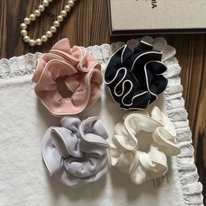 Lot de quatre grands chouchous plissés en mousseline en rose, bleu, gris et blanc avec dentelle