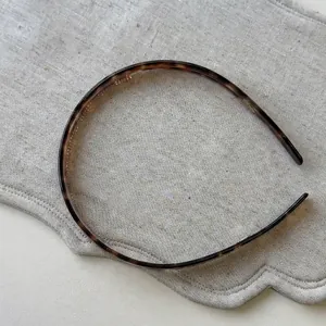 Classic tortoise shell slim headband in brown resin with fine non-slip teeth for hair styling