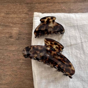 Caramel pearl acetate hair claw clips with tortoiseshell pattern and French style design